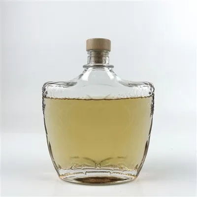 Legfelső széles alsó keskeny négyzet alakú whiskys üvegek